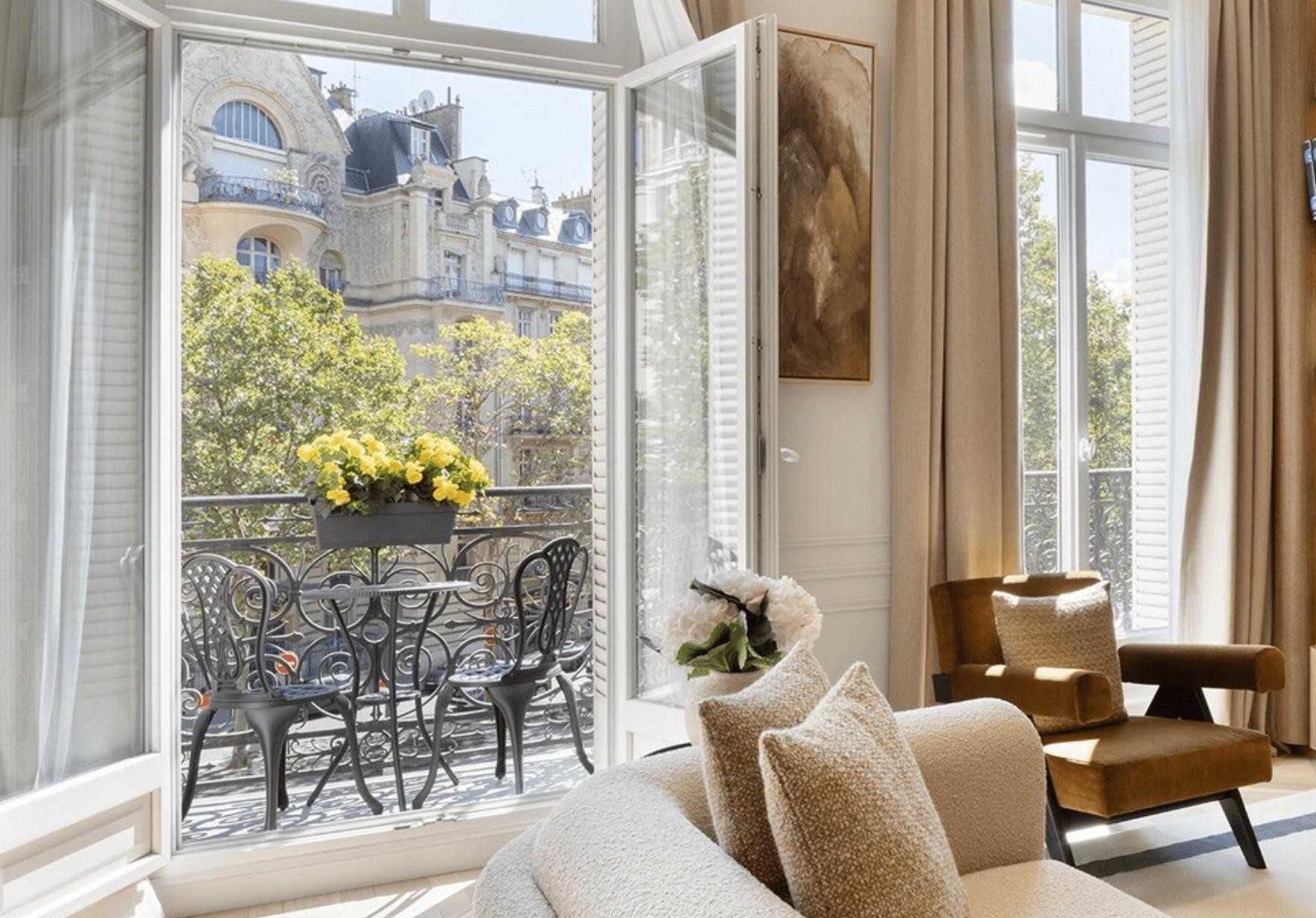 Balcon avec fleurs jaunes